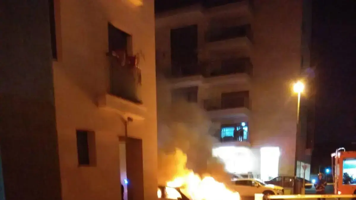 רכבו של קצין המודיעין של כלא רימונים עולה באש באלעד, 13 בדצמבר 2018 רכבו של קצין המודיעין של כלא רימונים עולה באש באלעד, 13 בדצמבר 2018