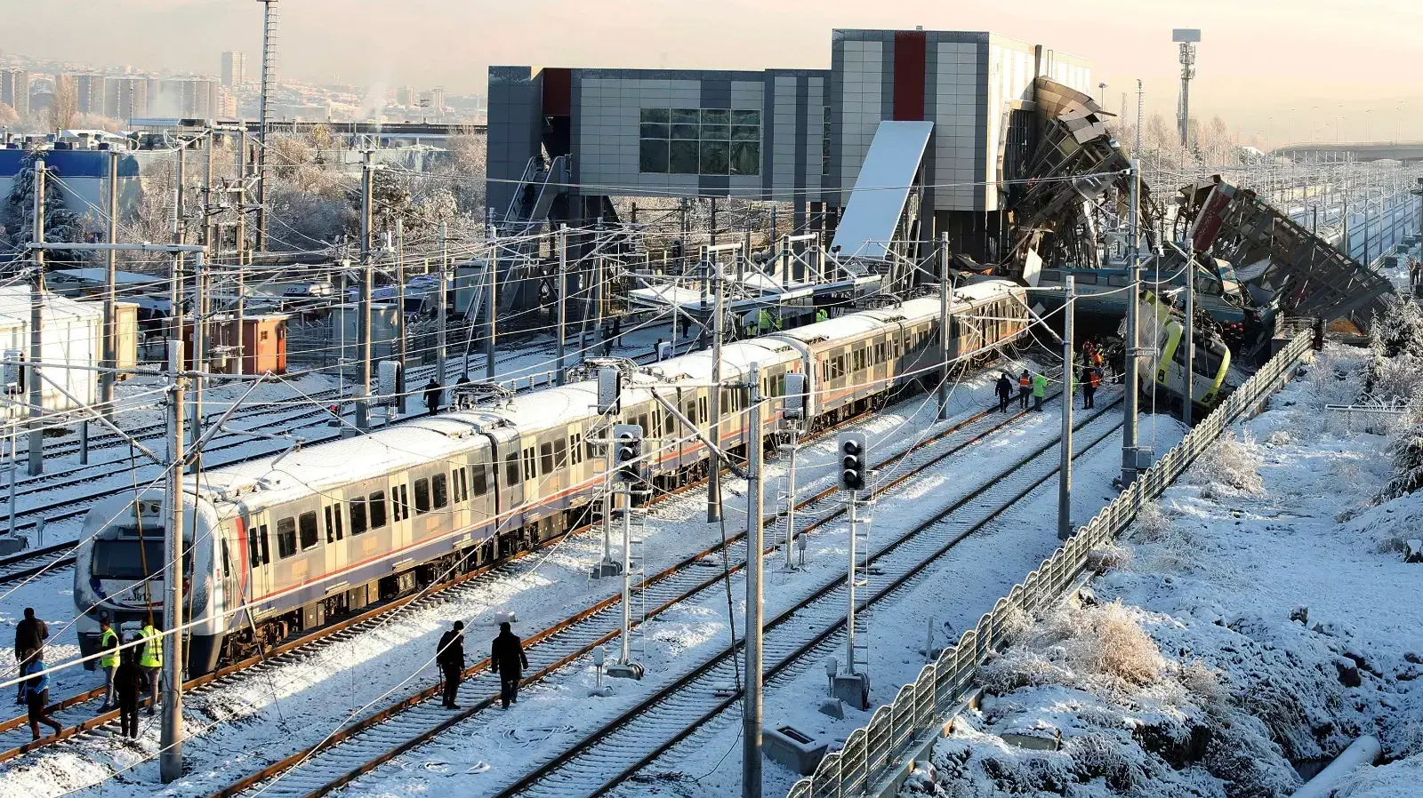 הריסות רכבת שהתנגשה בקטר, אנקרה, טורקיה, 13 בדצמבר 2018
הריסות רכבת שהתנגשה בקטר, אנקרה, טורקיה, 13 בדצמבר 2018