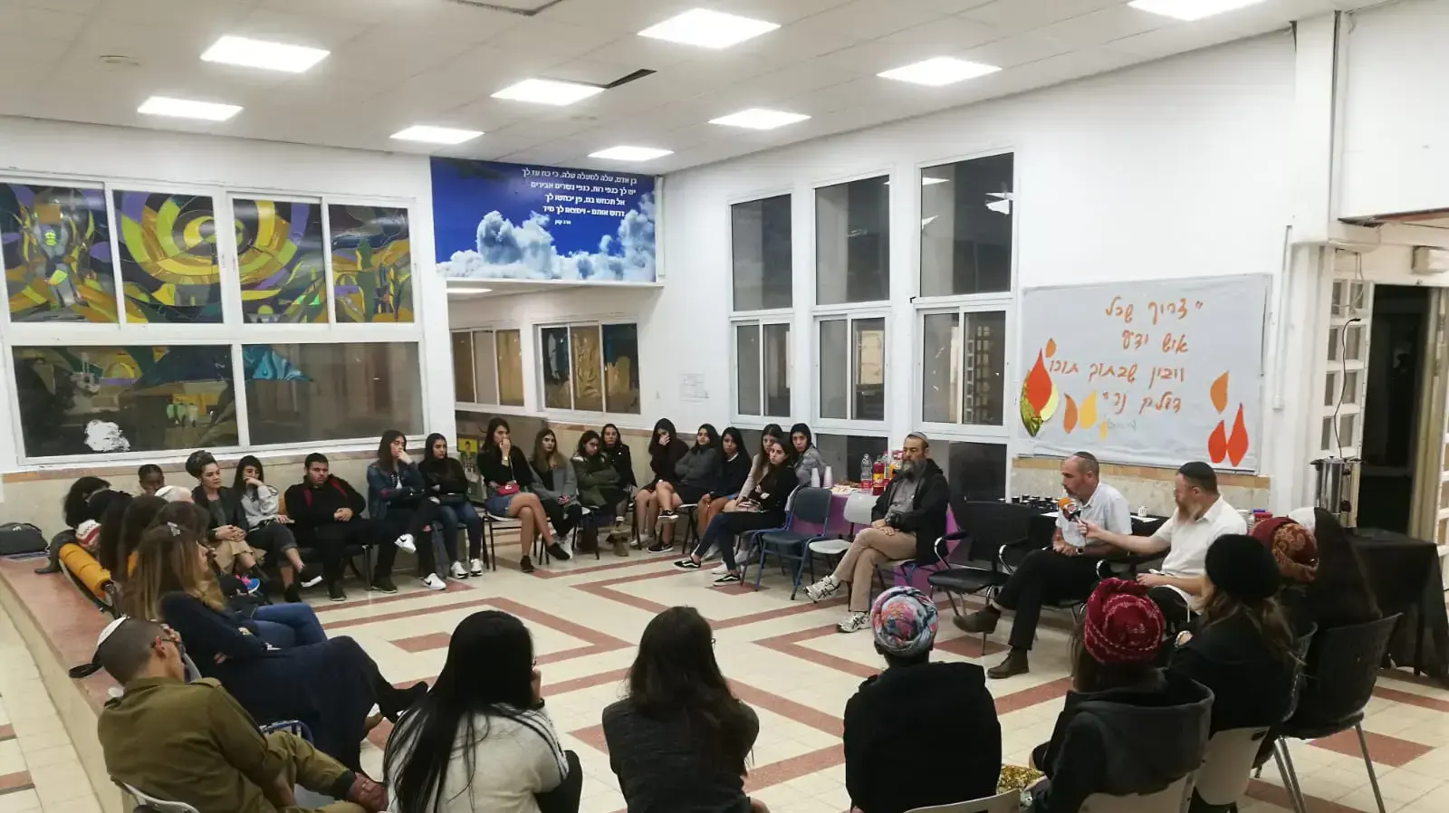 חבריו של חייל צה"ל יובל מוריוסף שנהרג בפיגוע בגבעת אסף התאספו בתיכון מקיף ב' באשקלון עם היוודע מותו, 13 בדצמבר 2018 חבריו של חייל צה"ל יובל מוריוסף שנהרג בפיגוע בגבעת אסף התאספו בתיכון מקיף ב' באשקלון עם היוודע מותו, 13 בדצמבר 2018