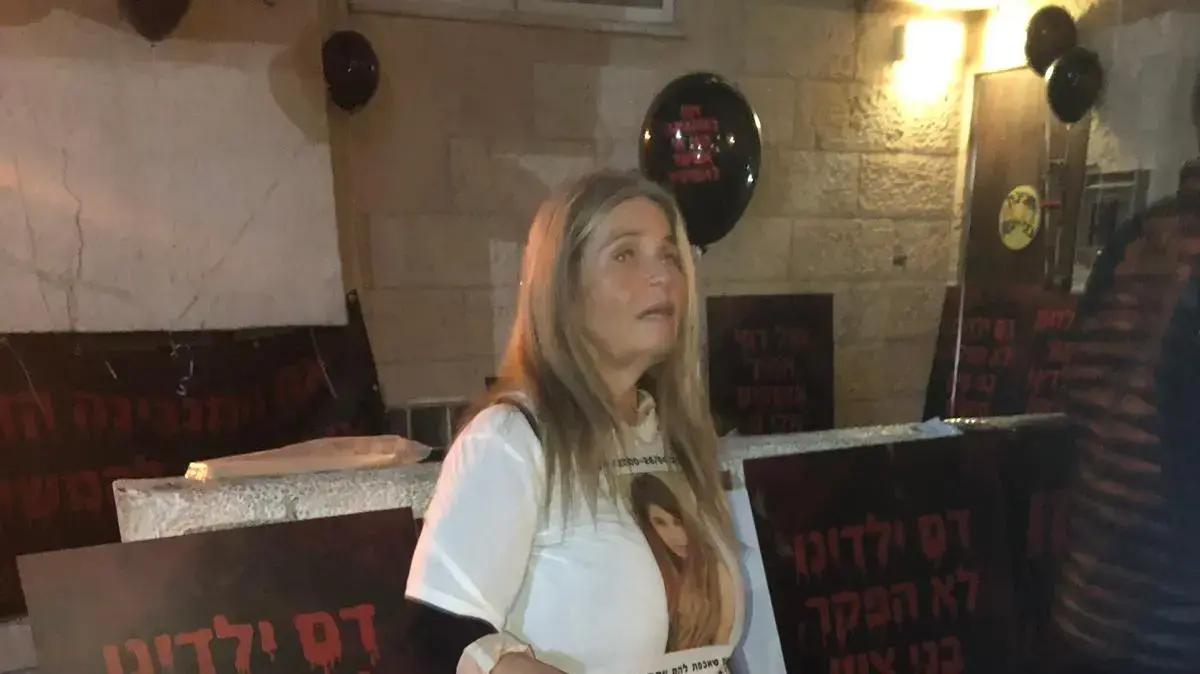 נציגים של ההורים השכולים מאסון מכינת בני ציון, ועשרות בני משפחה וחברים הגיעו הערב, יום חמישי, 13.12.2018, להפגין מול מכינת בני ציון