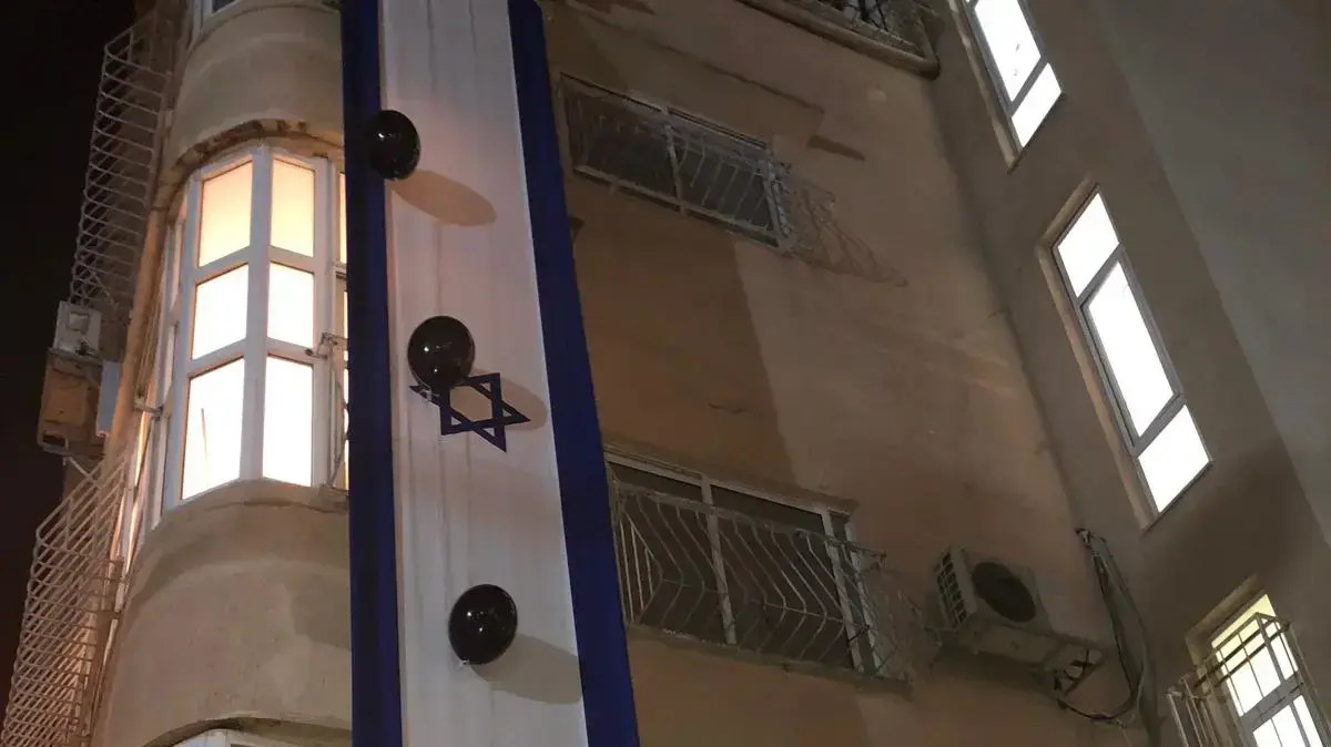 נציגים של ההורים השכולים מאסון מכינת בני ציון, ועשרות בני משפחה וחברים הגיעו הערב, יום חמישי, 13.12.2018, להפגין מול מכינת בני ציון נציגים של ההורים השכולים מאסון מכינת בני ציון, ועשרות בני משפחה וחברים הגיעו הערב, יום חמישי, 13.12.2018, להפגין מול מכינת בני ציון