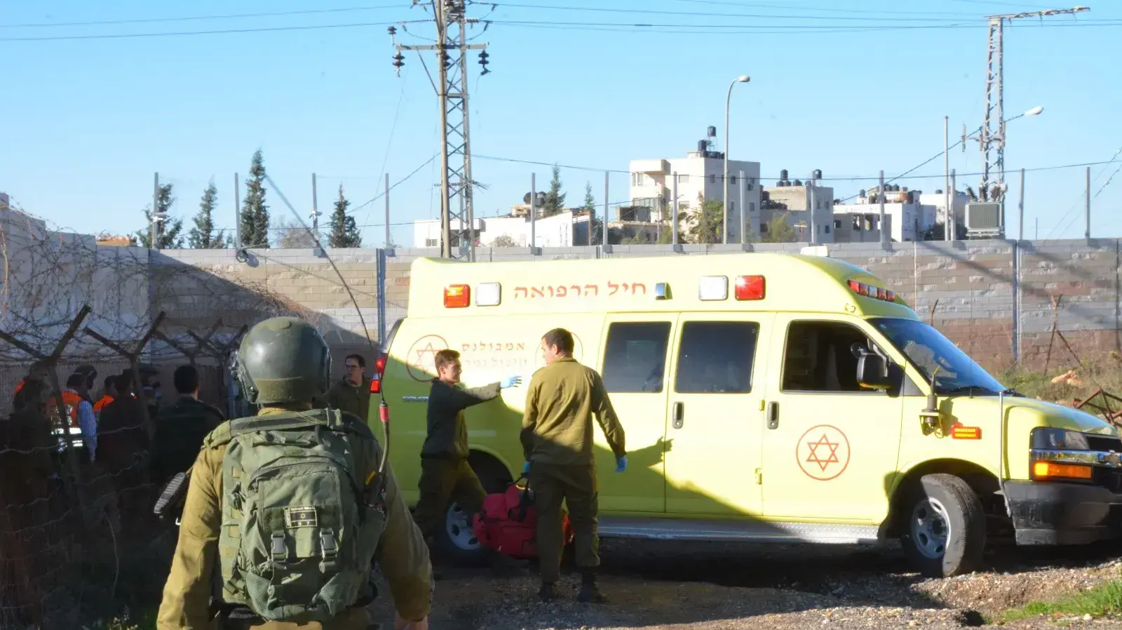 כוחות רפואה מפנים את החייל שנפצע מיידוי אבנים בבית אל, 14 בדצמבר 2018 כוחות רפואה מפנים את החייל שנפצע מיידוי אבנים בבית אל, 14 בדצמבר 2018
