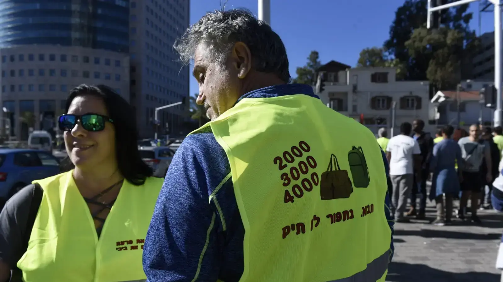 מפגינים חוסמים את צומת השלום בתל אביב במחאת "האפודים הצהובים" על עליית המחירים, 14 בדצמבר 2018 מפגינים חוסמים את צומת השלום בתל אביב במחאת "האפודים הצהובים" על עליית המחירים, 14 בדצמבר 2018