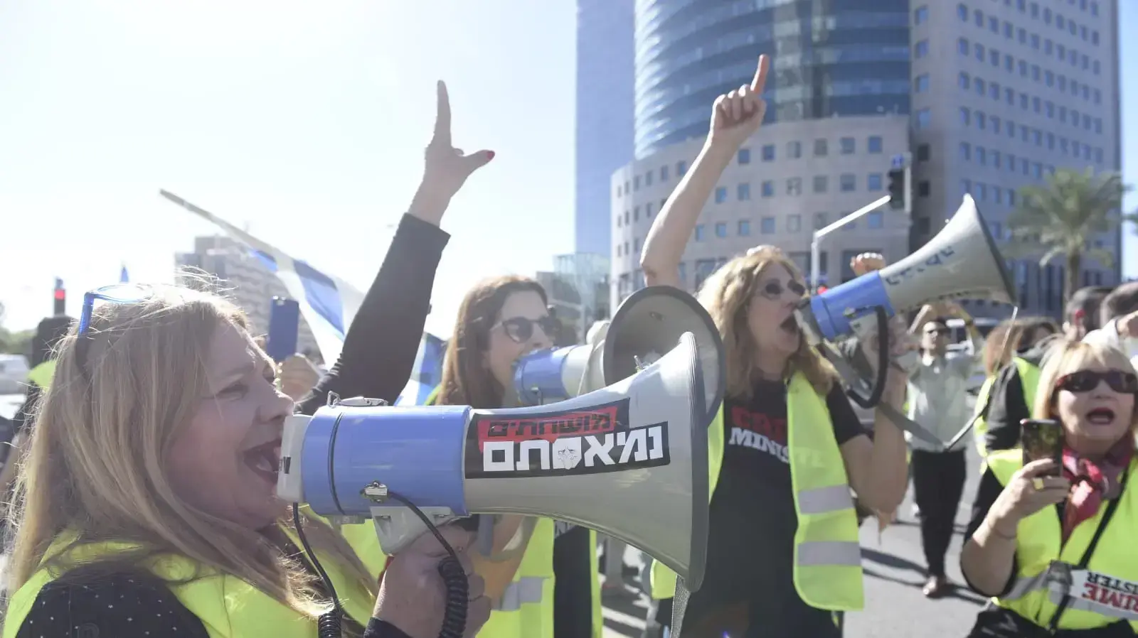 מפגינים חוסמים את צומת השלום בתל אביב במחאת "האפודים הצהובים" על עליית המחירים, 14 בדצמבר 2018 מפגינים חוסמים את צומת השלום בתל אביב במחאת "האפודים הצהובים" על עליית המחירים, 14 בדצמבר 2018