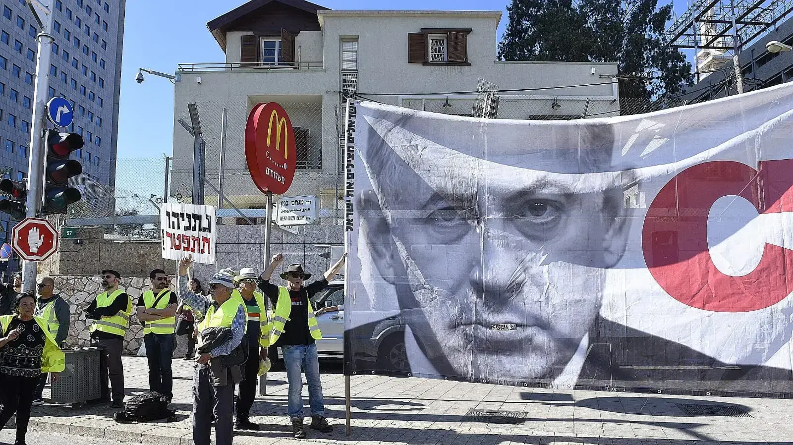 מפגינים חוסמים את צומת השלום בתל אביב במחאת "האפודים הצהובים" על עליית המחירים, 14 בדצמבר 2018 מפגינים חוסמים את צומת השלום בתל אביב במחאת "האפודים הצהובים" על עליית המחירים, 14 בדצמבר 2018