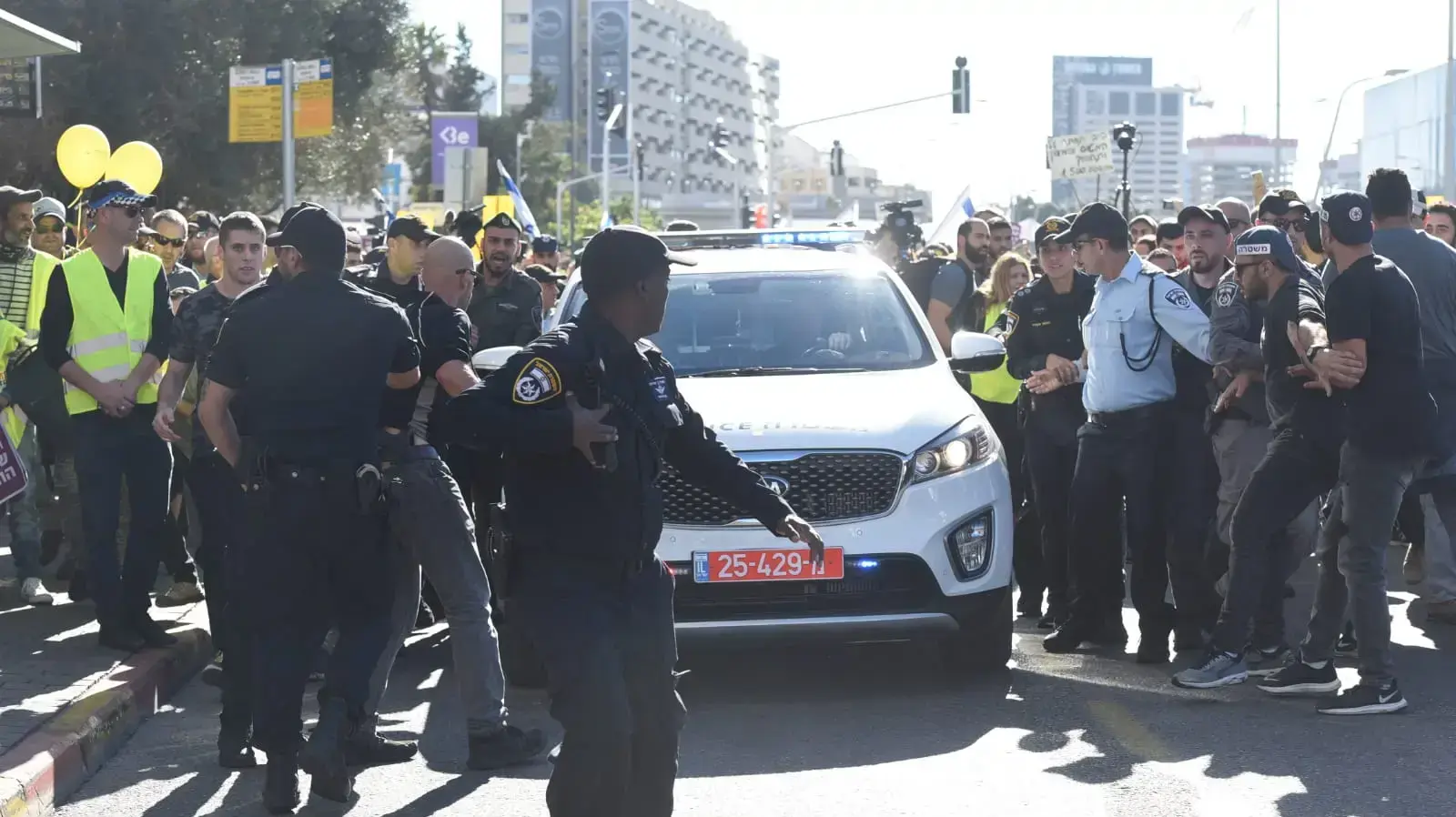 מפגינים חוסמים את צומת השלום בתל אביב במחאת "האפודים הצהובים" על עליית המחירים, 14 בדצמבר 2018 מפגינים חוסמים את צומת השלום בתל אביב במחאת "האפודים הצהובים" על עליית המחירים, 14 בדצמבר 2018
