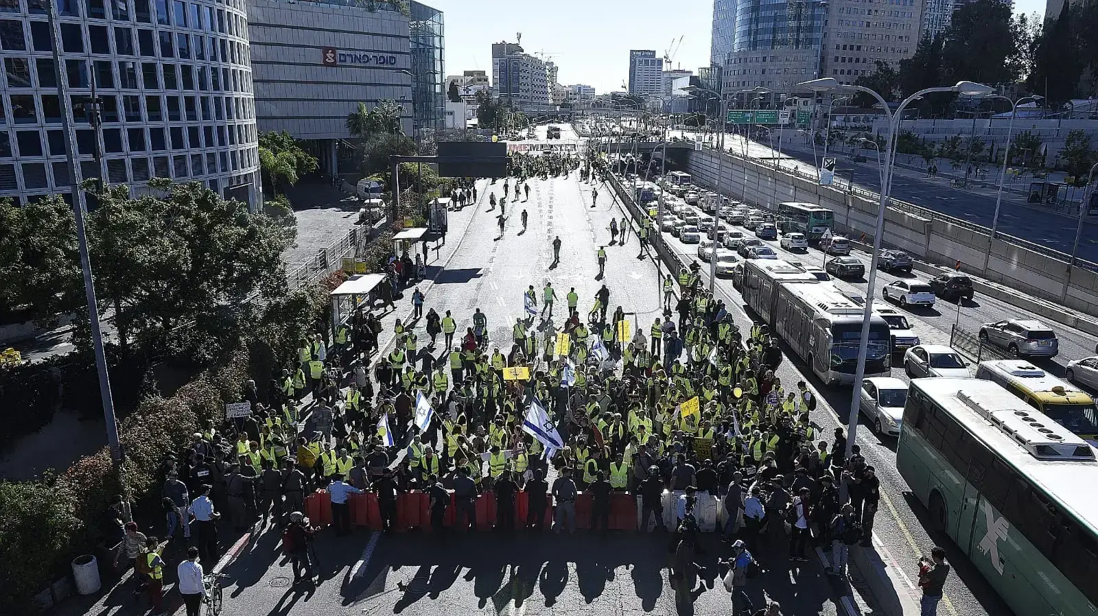 מפגינים חוסמים את צומת השלום בתל אביב במחאת "האפודים הצהובים" על עליית המחירים, 14 בדצמבר 2018 מפגינים חוסמים את צומת השלום בתל אביב במחאת "האפודים הצהובים" על עליית המחירים, 14 בדצמבר 2018