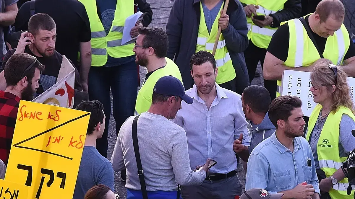 ח"כ איציק שמולי במחאת "האפודים הצהובים" על עליית המחירים, 14 בדצמבר 2018 ח"כ איציק שמולי במחאת "האפודים הצהובים" על עליית המחירים, 14 בדצמבר 2018