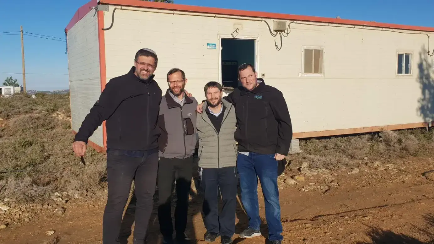 בצלאל סמוטריץ', יוסי דגן וישראל גנץ במאחז עמונה ב-14 בדצמבר 2018