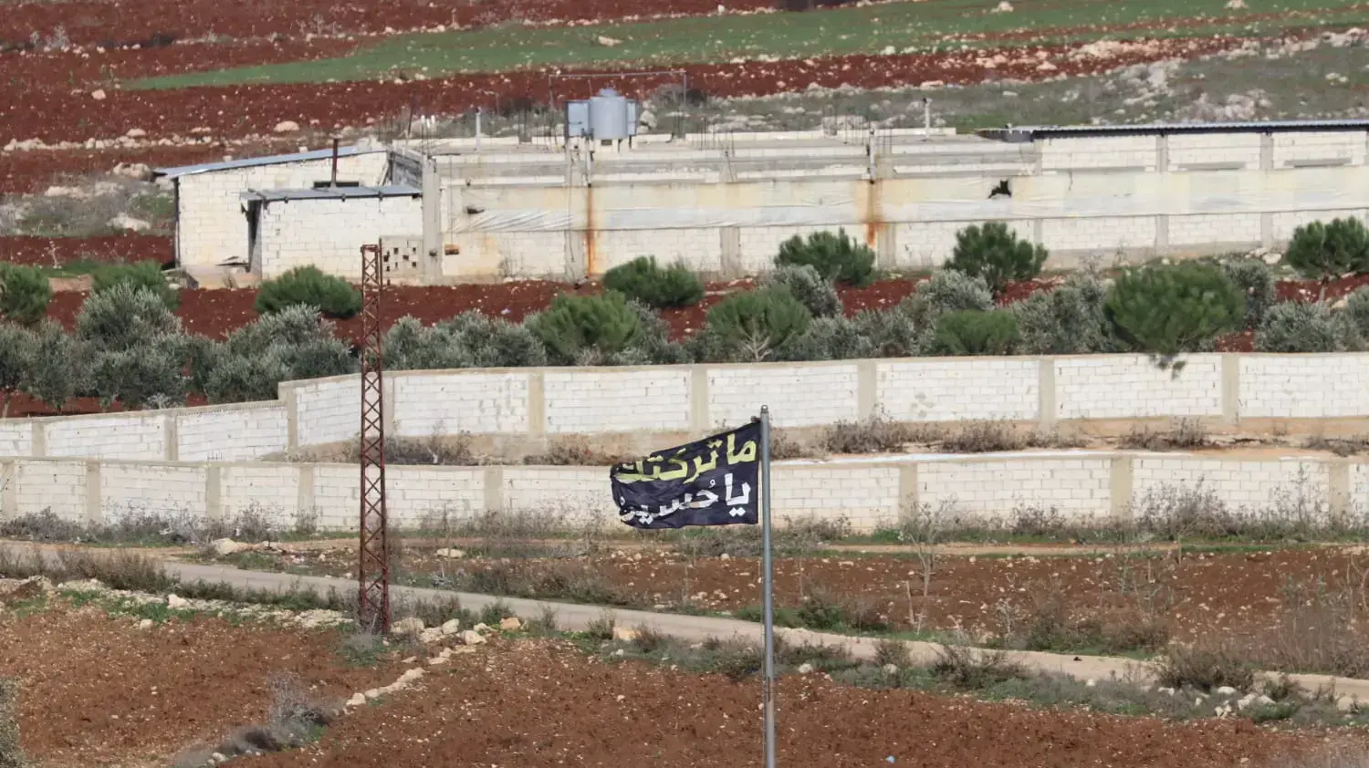 דגל עם כיתוב בפרסית שנצפה בגבול לבנון דגל עם כיתוב בפרסית שנצפה בגבול לבנון