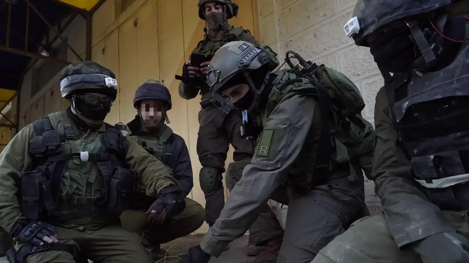 חיילים בפעילות להריסות בית המחבל שהרג את רונן לוברסקי 15 בדצמבר 2018 חיילים בפעילות להריסות בית המחבל שהרג את רונן לוברסקי 15 בדצמבר 2018
