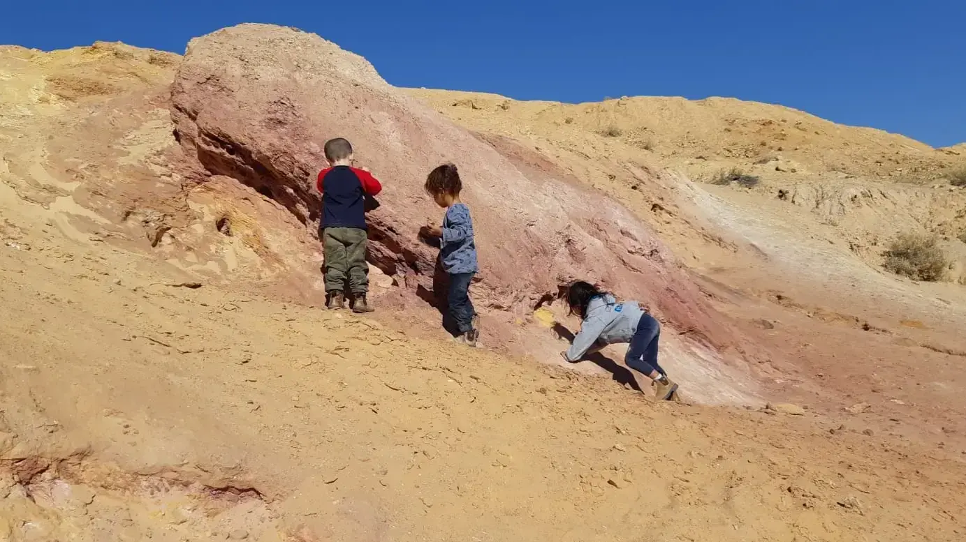 ילדים מטיילים במכתש הגדול במצפה רמון, 15 בדצמבר 2018 ילדים מטיילים במכתש הגדול במצפה רמון, 15 בדצמבר 2018