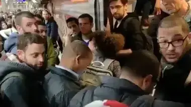 אירוע חריג בתחנת הרכבת בחדר לאחר שמסיבות תיפעוליות רכבת פרברית צפונה בדרכה לבנימינה נדרשה לסיים את נסיעתה בתחנת חדרה. נוסעים זועמים שהתבקשו לקחת רכבת אחרת להמשך דרכם, חסמו את דלתותיה של רכבת אחרת, 16 בדצמבר 2018 אירוע חריג בתחנת הרכבת בחדר לאחר שמסיבות תיפעוליות רכבת פרברית צפונה בדרכה לבנימינה נדרשה לסיים את נסיעתה בתחנת חדרה. נוסעים זועמים שהתבקשו לקחת רכבת אחרת להמשך דרכם, חסמו את דלתותיה של רכבת אחרת, 16 בדצמבר 2018