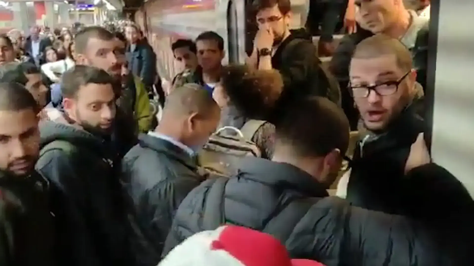 נוסעים זועמים שהורדו בתחנה בשל תקלה טכנית חוסמים רכבת אחרת