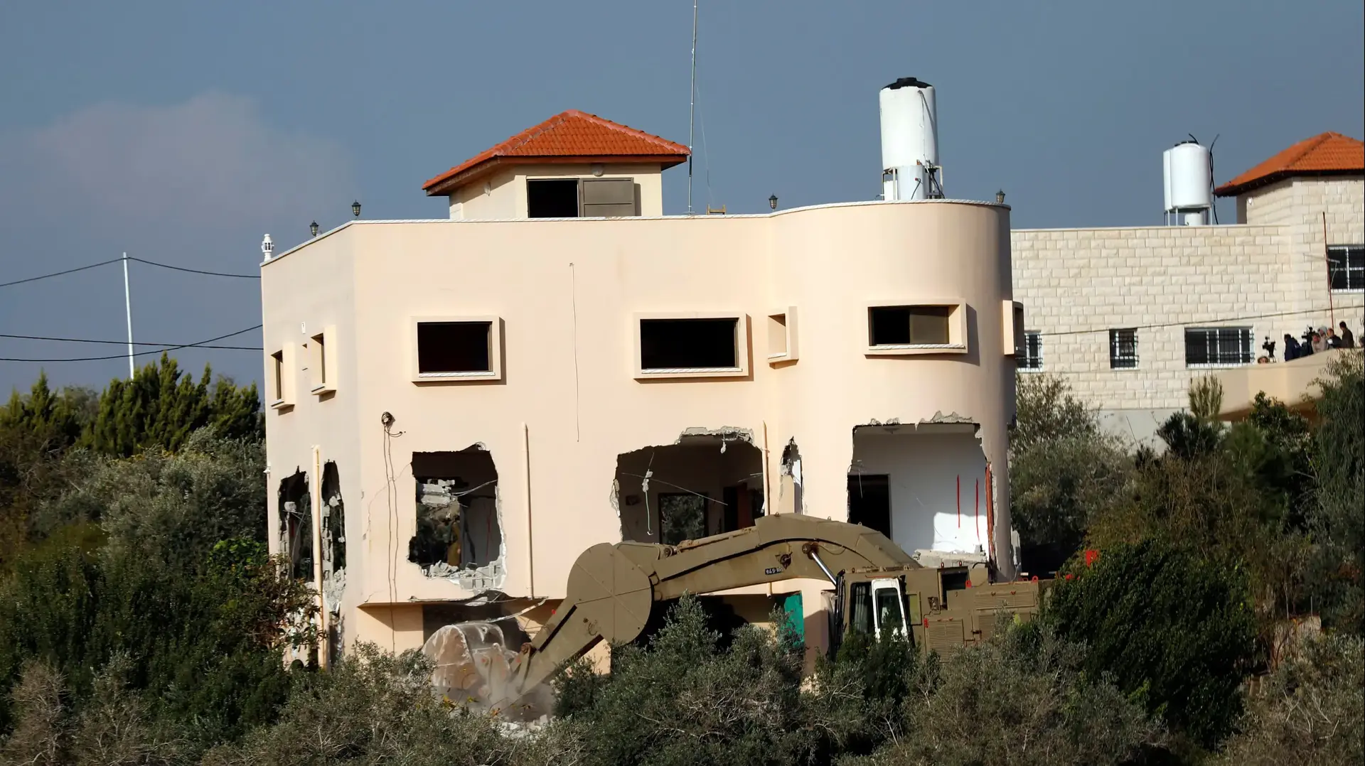 כוחות צה"ל הורסים את ביתו של המחבל מברקן, 17 בדצמבר 2018 כוחות צה"ל הורסים את ביתו של המחבל מברקן, 17 בדצמבר 2018