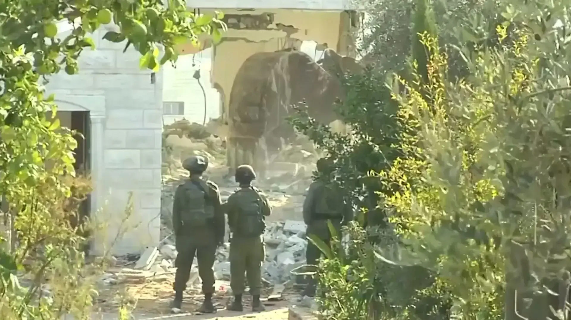 בית המחבל נהרס חלקית
כוחות צה"ל הרסו חלק מבית המחבל שרצח את
קים לבנגרונד-יחזקאל וזיו חג'בי בפיגוע בברקן בית המחבל נהרס חלקית
כוחות צה"ל הרסו חלק מבית המחבל שרצח את
קים לבנגרונד-יחזקאל וזיו חג'בי בפיגוע בברקן