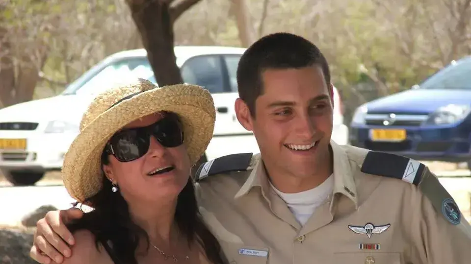רונה רמון ובנה אסף רמון