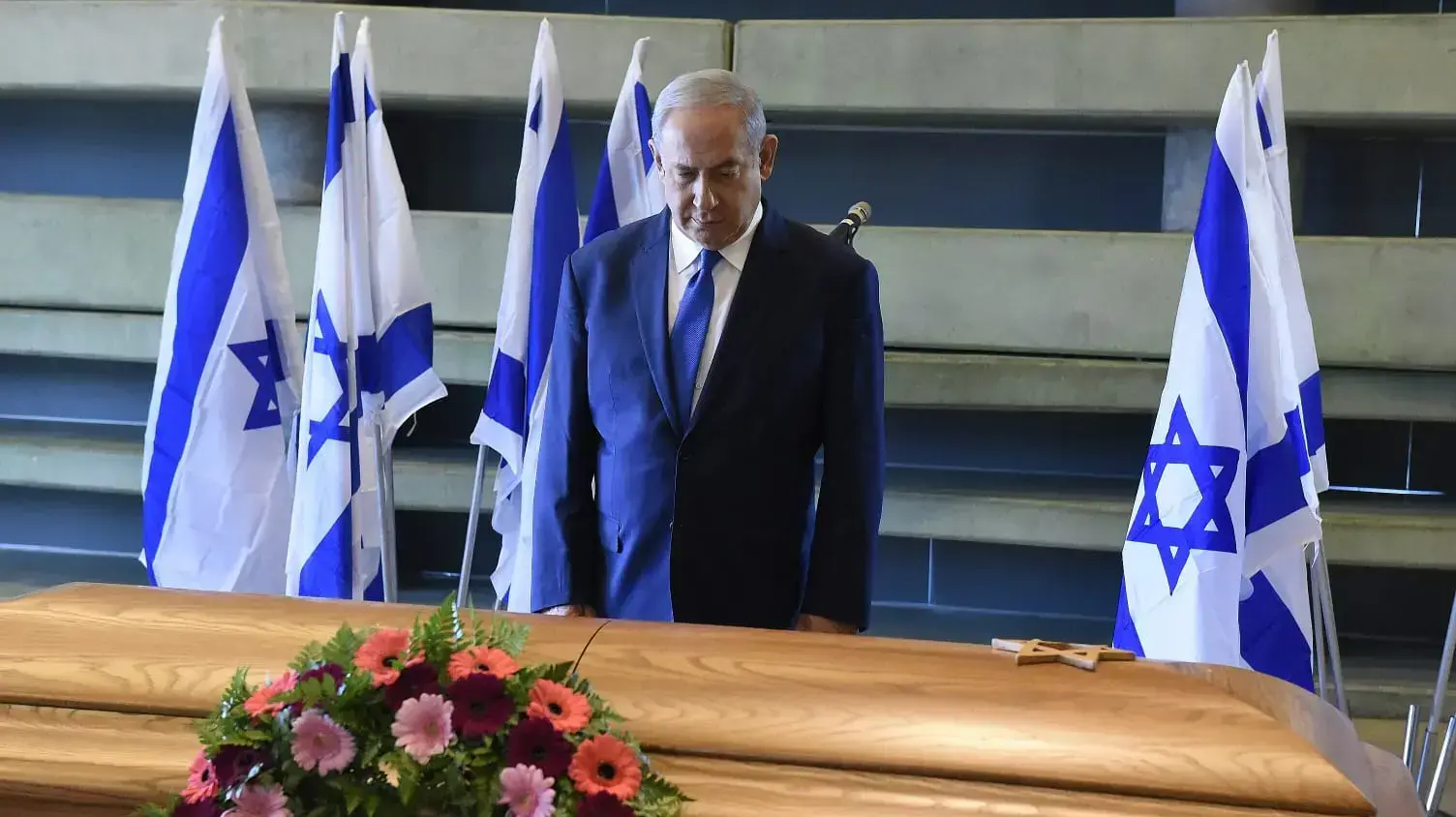 ראש הממשלה בנימין נתניהו עובר על פני ארונה של רונה רמון שהוצב במרכז פרס לשלום ולחדשנות, 19 בדצמבר 2018 ראש הממשלה בנימין נתניהו עובר על פני ארונה של רונה רמון שהוצב במרכז פרס לשלום ולחדשנות, 19 בדצמבר 2018