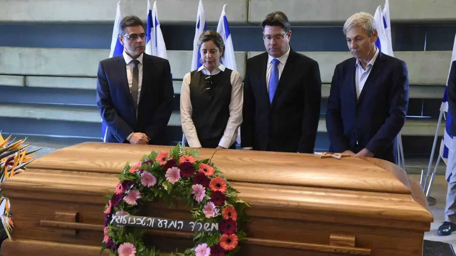 השר אופיר אקוניס עובר על פני ארונה של רונה רמון שהוצב במרכז פרס לשלום ולחדשנות, 19 בדצמבר 2018 השר אופיר אקוניס עובר על פני ארונה של רונה רמון שהוצב במרכז פרס לשלום ולחדשנות, 19 בדצמבר 2018