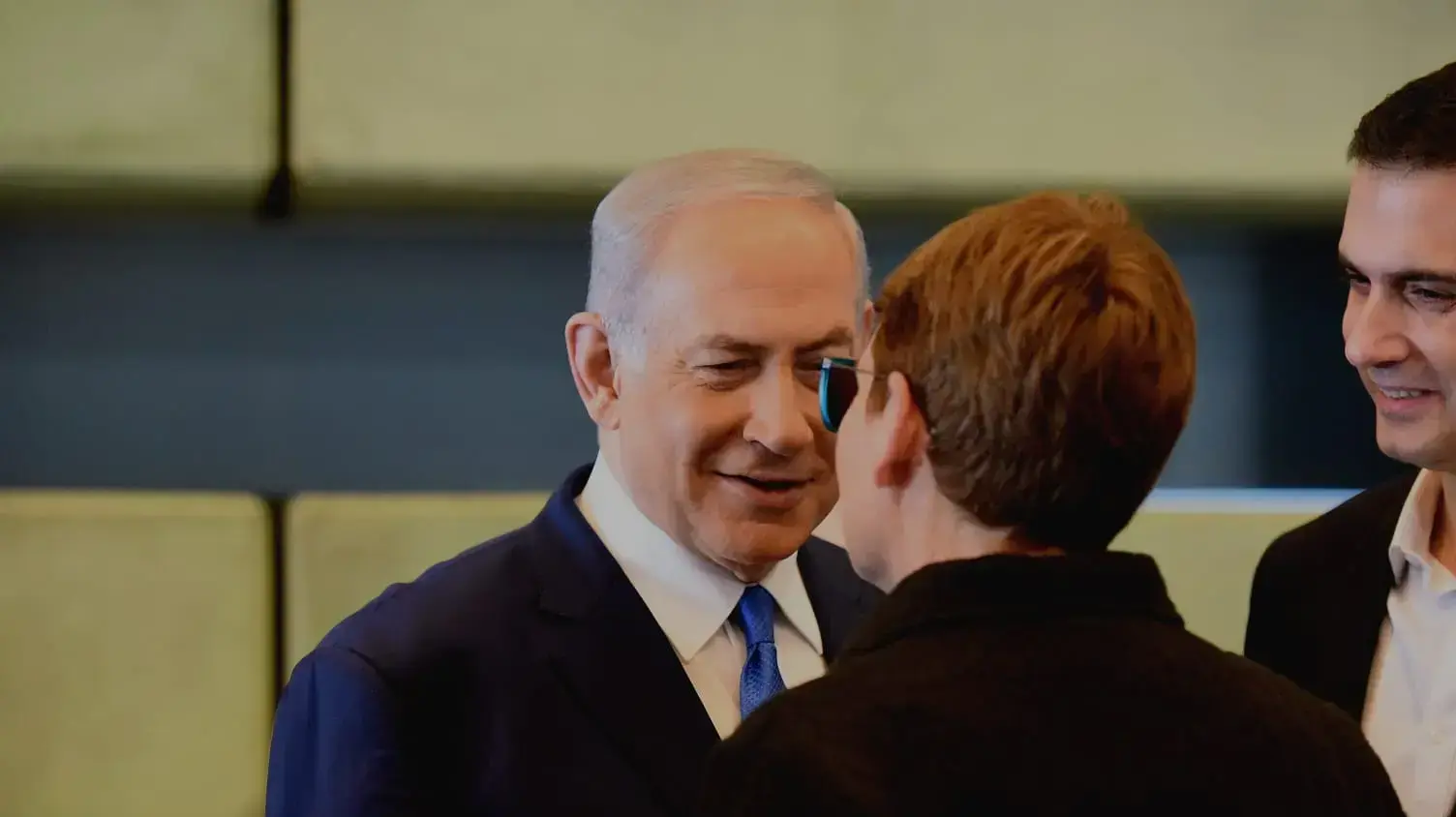 אורנה, חברה של רונה רמון ששידכה בינה לבין בעלה אילן עם בנימין נתניהו ראש הממשלה בעת המעבר על פני ארונה במרכז פרס לשלום, 19 בדצמבר 2018 אורנה, חברה של רונה רמון ששידכה בינה לבין בעלה אילן עם בנימין נתניהו ראש הממשלה בעת המעבר על פני ארונה במרכז פרס לשלום, 19 בדצמבר 2018
