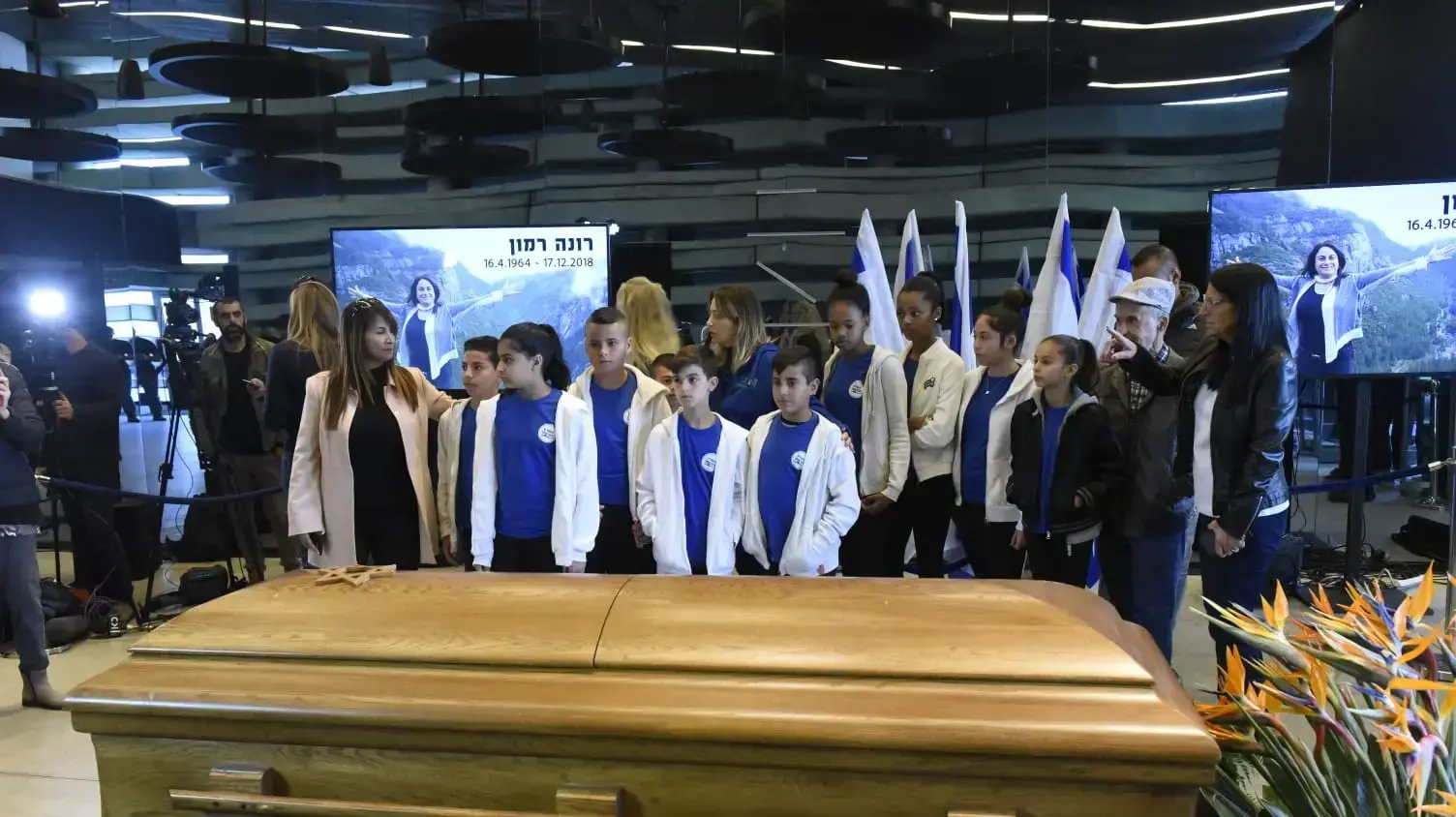 הציבור עובר על פני ארונה של רונה רמון שהוצב במרכז פרס לשלום, 19 בדצמבר 2018 הציבור עובר על פני ארונה של רונה רמון שהוצב במרכז פרס לשלום, 19 בדצמבר 2018