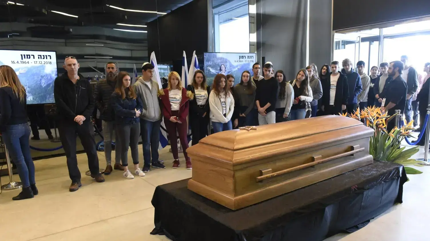 הציבור עובר על פני ארונה של רונה רמון שהוצב במרכז פרס לשלום, 19 בדצמבר 2018 הציבור עובר על פני ארונה של רונה רמון שהוצב במרכז פרס לשלום, 19 בדצמבר 2018