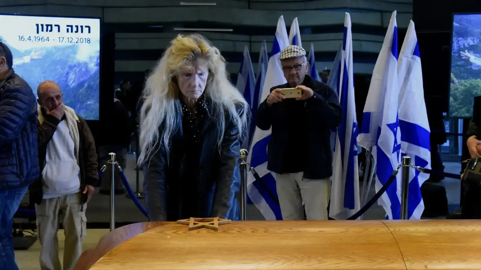 אורנה שמעוני אמו של חלל צה"ל עוברת על פני ארונה של רונה רמון במרכז פרס לשלום, 19 בדצמבר 2018 אורנה שמעוני אמו של חלל צה"ל עוברת על פני ארונה של רונה רמון במרכז פרס לשלום, 19 בדצמבר 2018