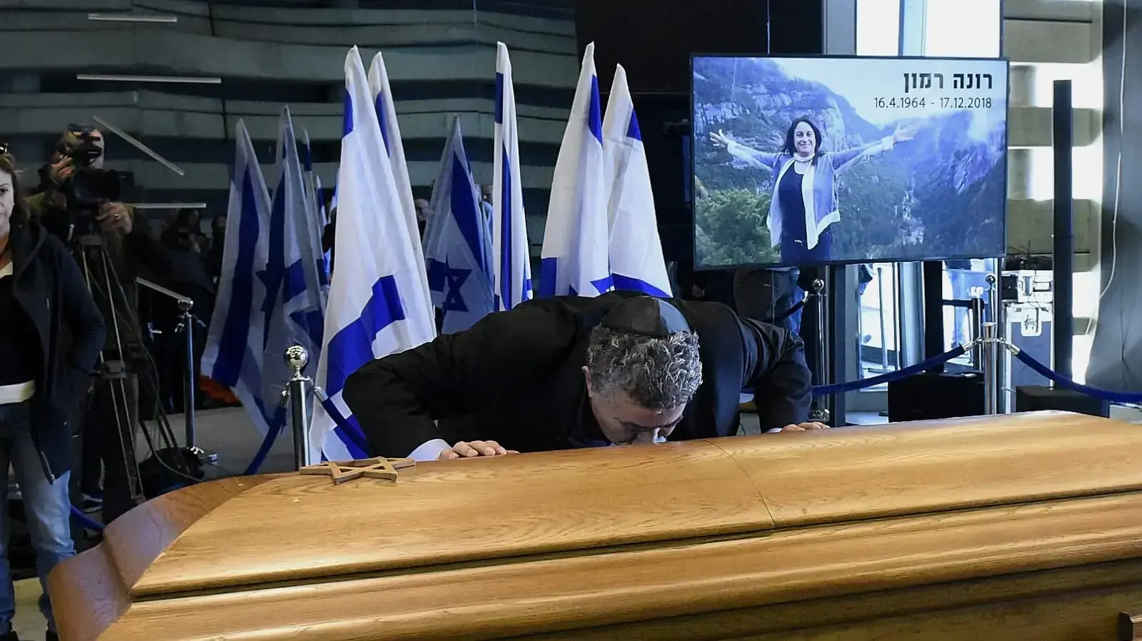 עמיר פרץ נושק את ארונה של רונה רמון שהוצב במרכז פרס לשלום, 19 בדצמבר 2018 עמיר פרץ נושק את ארונה של רונה רמון שהוצב במרכז פרס לשלום, 19 בדצמבר 2018