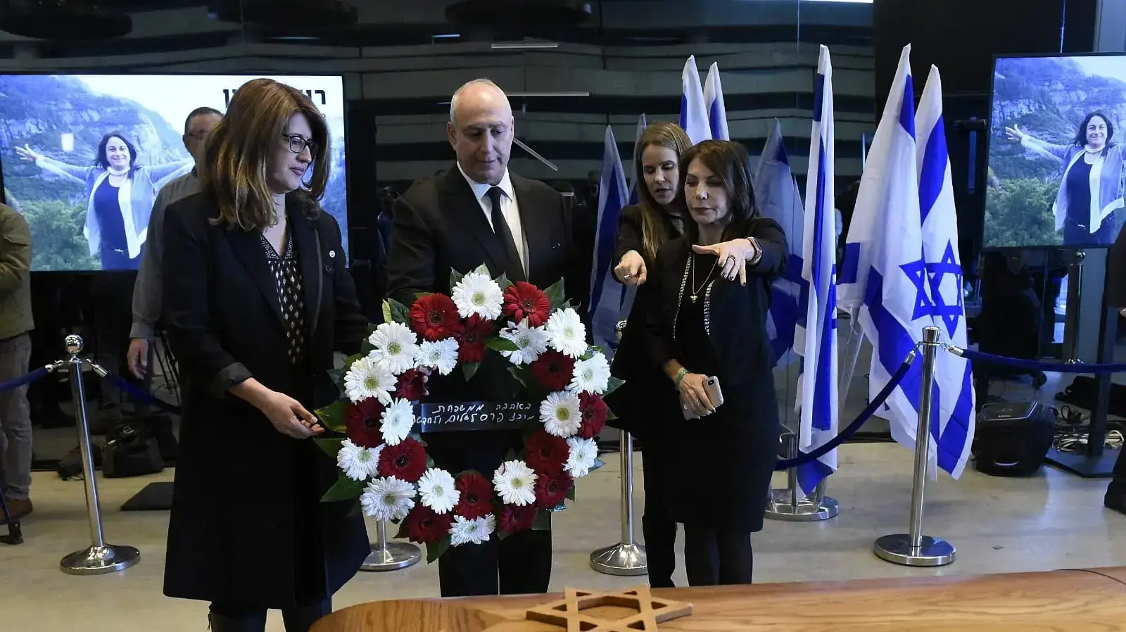 חמי פרס מול ארונה של רונה רמון שהוצב במרכז פרס לשלום, 19 בדצמבר 2018 חמי פרס מול ארונה של רונה רמון שהוצב במרכז פרס לשלום, 19 בדצמבר 2018