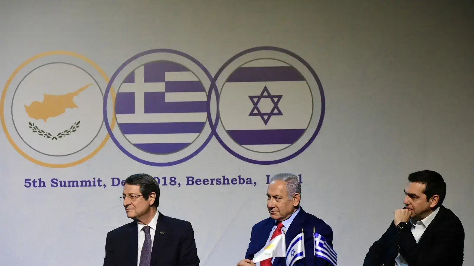 ראש הממשלה בנימין נתניהו, נשיא קפריסין ניקוס אנסטסיאדיס וראש ממשלת יוון אלכסיס ציפראס חתמו על הצהרה טרילטרלית משותפת 20 בדצמבר 2018 