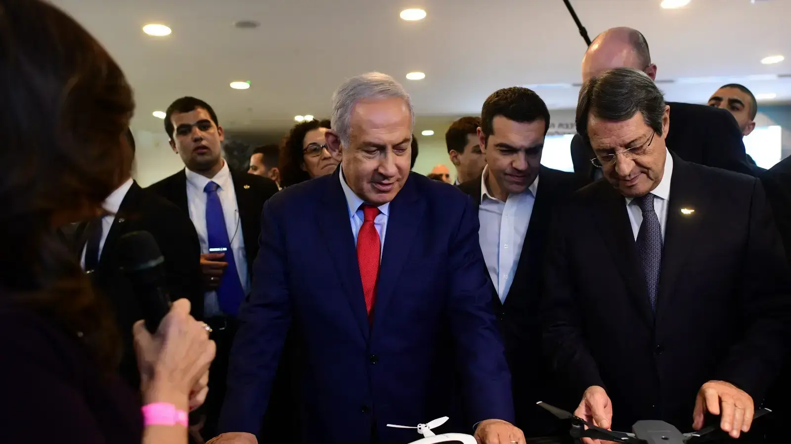 ראש הממשלה בנימין נתניהו, נשיא קפריסין ניקוס אנסטסיאדיס וראש ממשלת יוון אלכסיס ציפראס חתמו על הצהרה טרילטרלית משותפת 20 בדצמבר 2018 ראש הממשלה בנימין נתניהו, נשיא קפריסין ניקוס אנסטסיאדיס וראש ממשלת יוון אלכסיס ציפראס חתמו על הצהרה טרילטרלית משותפת 20 בדצמבר 2018
