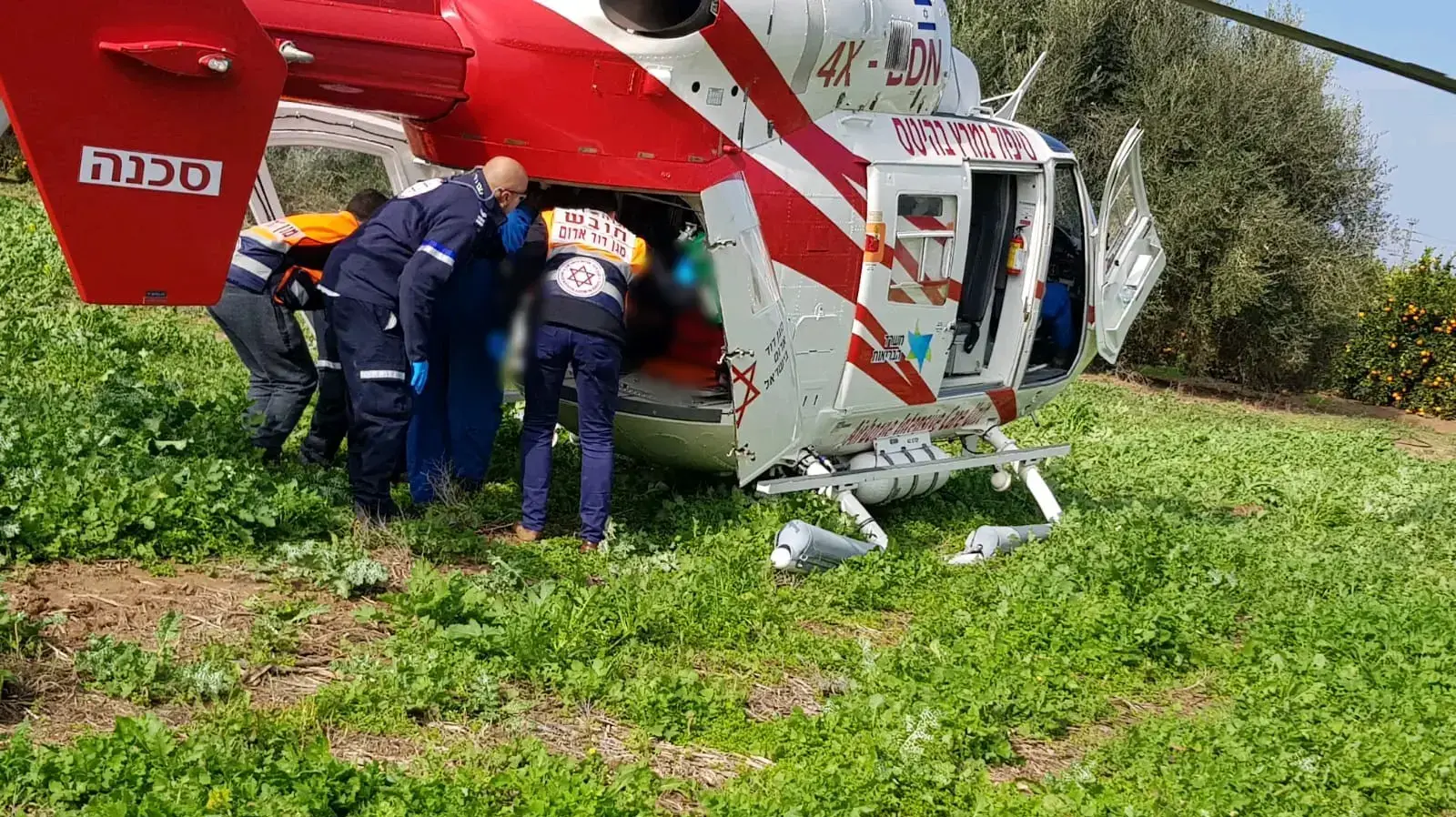 פינוי מסוק מד"א מתאונת הדרכים ליד מושב חלץ בסמוך לשדרות - 12/21 פינוי מסוק מד"א מתאונת הדרכים ליד מושב חלץ בסמוך לשדרות - 12/21