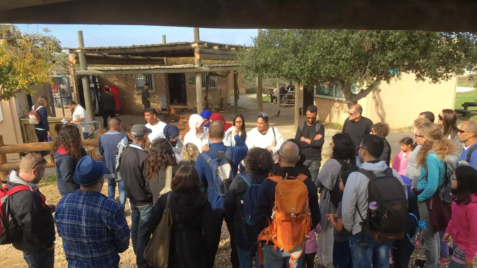 מתנדבים ומטיילים בג'סר א-זרקא מתנדבים ומטיילים בג'סר א-זרקא