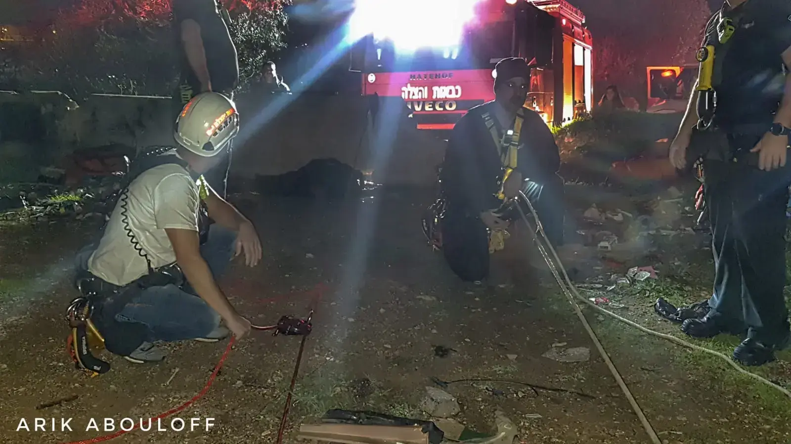 כוחות חילוץ פועלים לחילוץ מטיילים שנתקעו במערה בירושלים כוחות חילוץ פועלים לחילוץ מטיילים שנתקעו במערה בירושלים