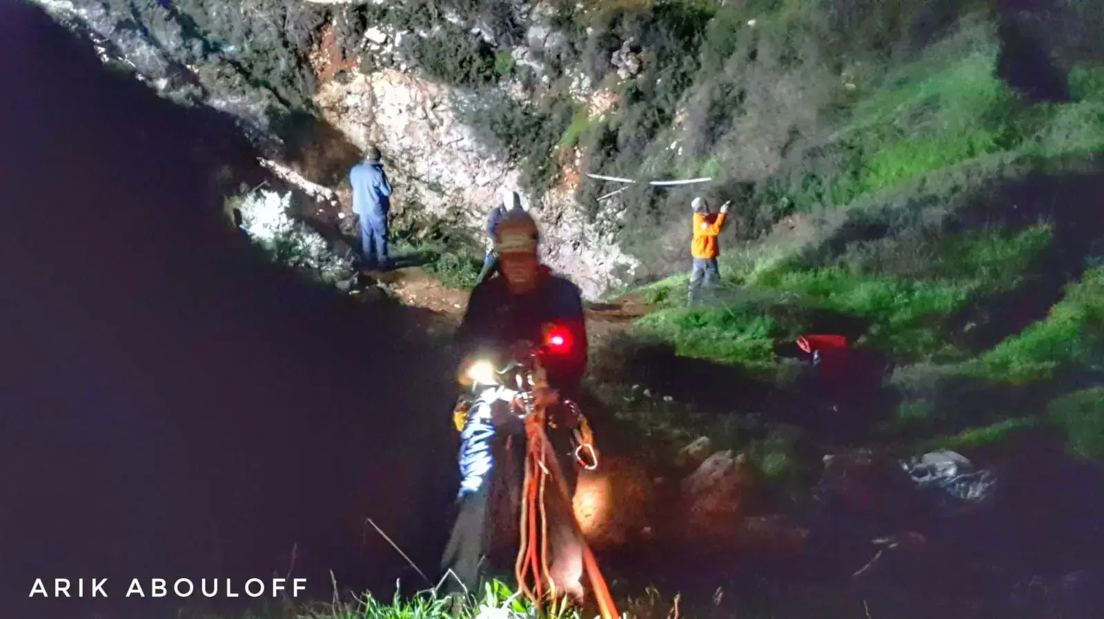 כוחות חילוץ פועלים לחילוץ מטיילים שנתקעו במערה בירושלים כוחות חילוץ פועלים לחילוץ מטיילים שנתקעו במערה בירושלים