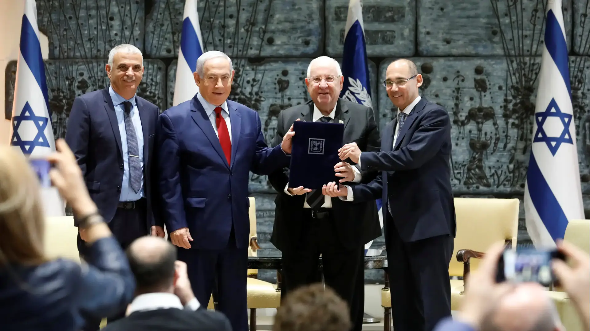 טקס מינויו של אמיר ירון לנגיד בנק ישראל הנכנס, בהשתתפות : ראש הממשלה בנימין נתניהו ושר האוצר משה כחלון בית הנשיא, ירושלים. 24 בדצמבר 2018 טקס מינויו של אמיר ירון לנגיד בנק ישראל הנכנס, בהשתתפות : ראש הממשלה בנימין נתניהו ושר האוצר משה כחלון בית הנשיא, ירושלים. 24 בדצמבר 2018