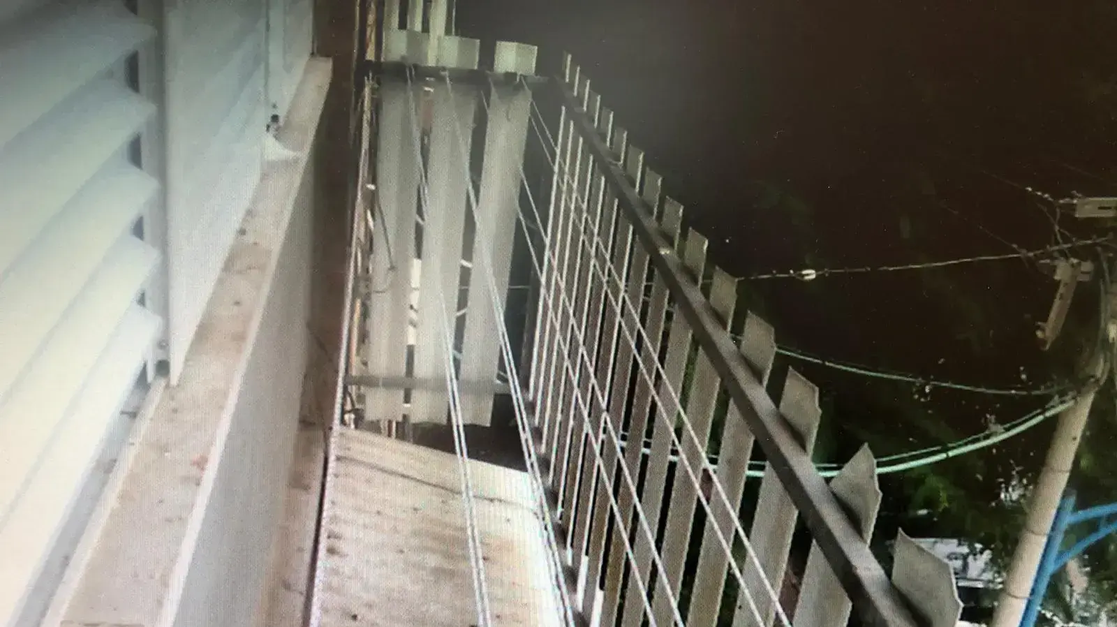 *פעולה אמיצה של שוטר, סיימה הבוקר בשלום אירוע בו נמצא ילד (4) תקוע בין שמים לארץ במסתור הכביסה *פעולה אמיצה של שוטר, סיימה הבוקר בשלום אירוע בו נמצא ילד (4) תקוע בין שמים לארץ במסתור הכביסה