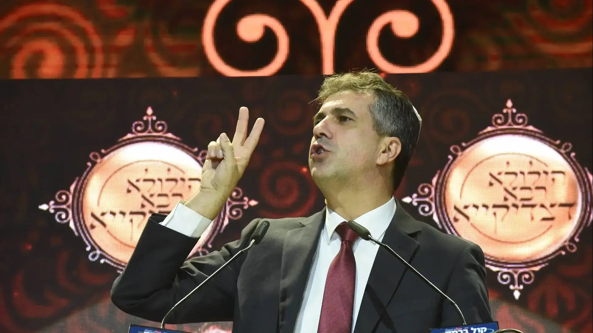 השר אלי כהן באירוע שנתי של ישיבת 'כסא רחמים' בגני התערוכה, 25 בדצמבר 2018 השר אלי כהן באירוע שנתי של ישיבת 'כסא רחמים' בגני התערוכה, 25 בדצמבר 2018