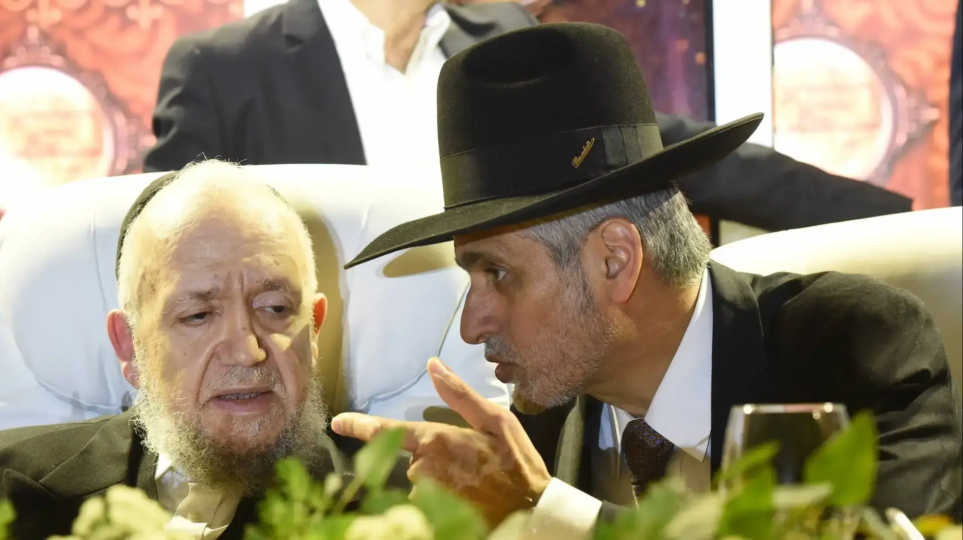 הרב מאיר מזוז מסתודד עם אלי ישי באירוע שנתי של ישיבת 'כסא רחמים' בגני התערוכה, 25 בדצמבר 2018 הרב מאיר מזוז מסתודד עם אלי ישי באירוע שנתי של ישיבת 'כסא רחמים' בגני התערוכה, 25 בדצמבר 2018