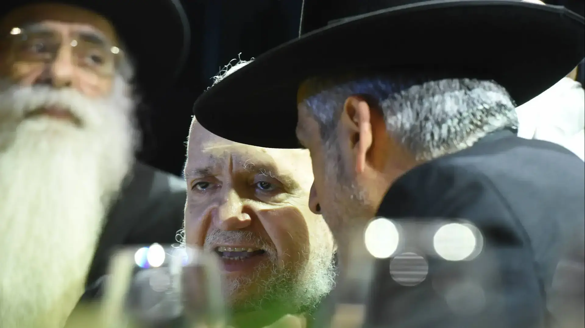 הרב מאיר מזוז מסתודד עם אלי ישי באירוע שנתי של ישיבת 'כסא רחמים' בגני התערוכה, 25 בדצמבר 2018 הרב מאיר מזוז מסתודד עם אלי ישי באירוע שנתי של ישיבת 'כסא רחמים' בגני התערוכה, 25 בדצמבר 2018