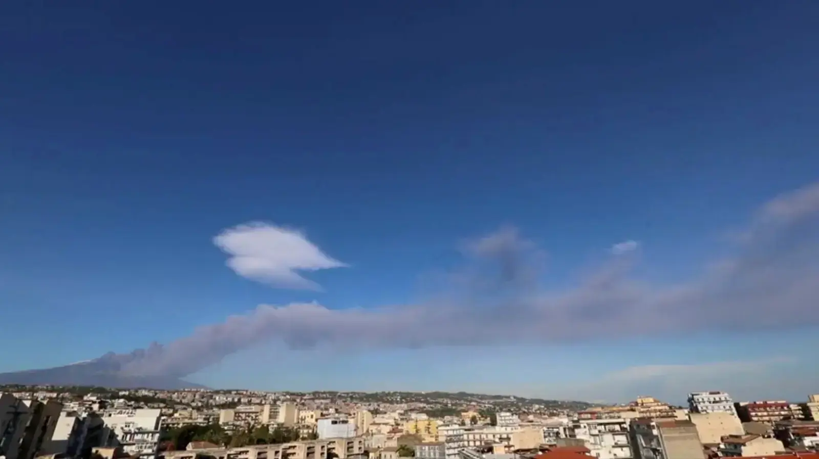 עשן נפלט מלוע הר הגעש אתנה, סיציליה, איטליה, 24 בדצמבר 2018 עשן נפלט מלוע הר הגעש אתנה, סיציליה, איטליה, 24 בדצמבר 2018