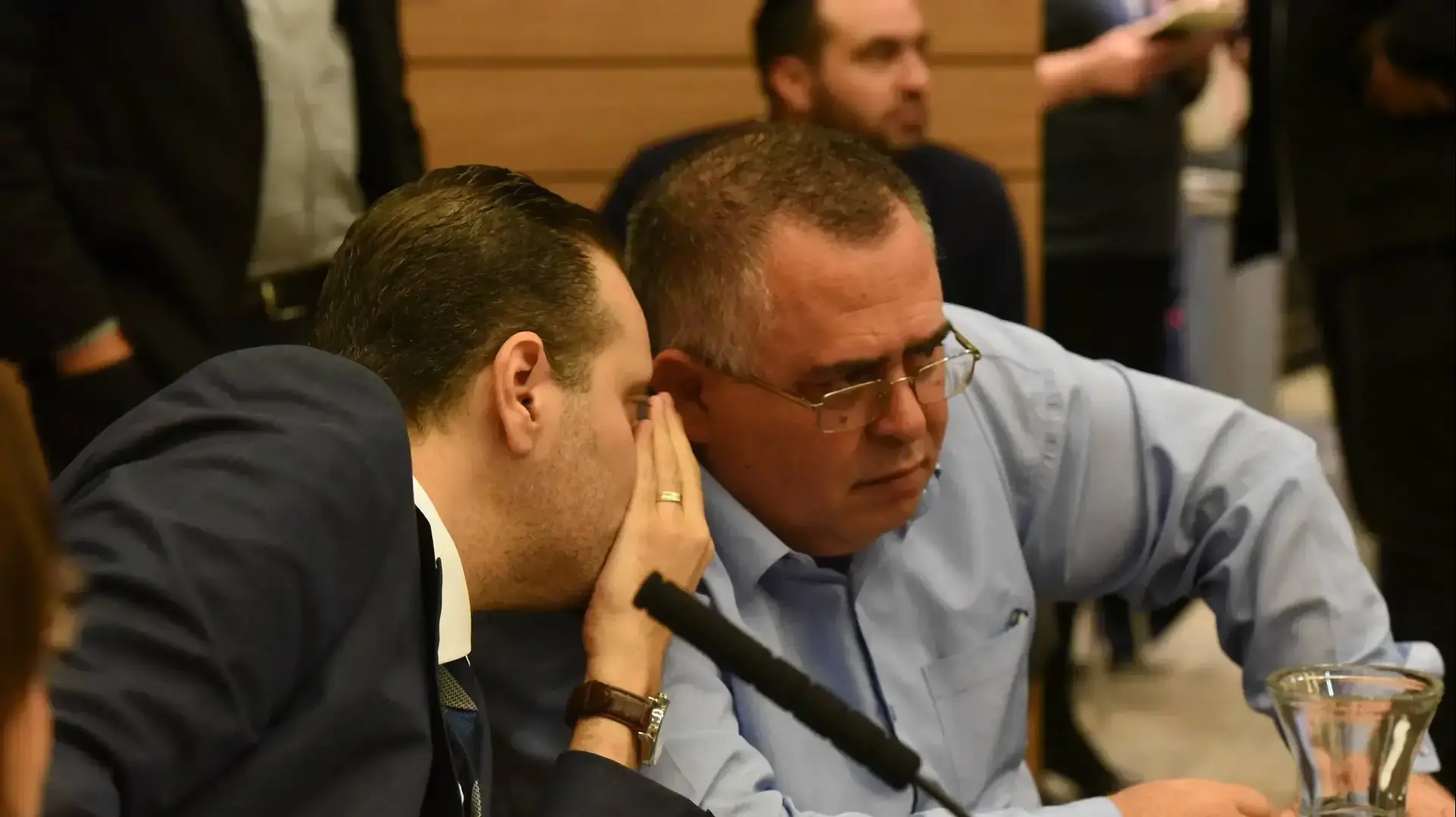 ח"כ מיקי זוהר מסתודד עם ח"כ דוד ביטן בדיון ועדת הכנסת לפיזורה, 26 בדצמבר 2018 ח"כ מיקי זוהר מסתודד עם ח"כ דוד ביטן בדיון ועדת הכנסת לפיזורה, 26 בדצמבר 2018