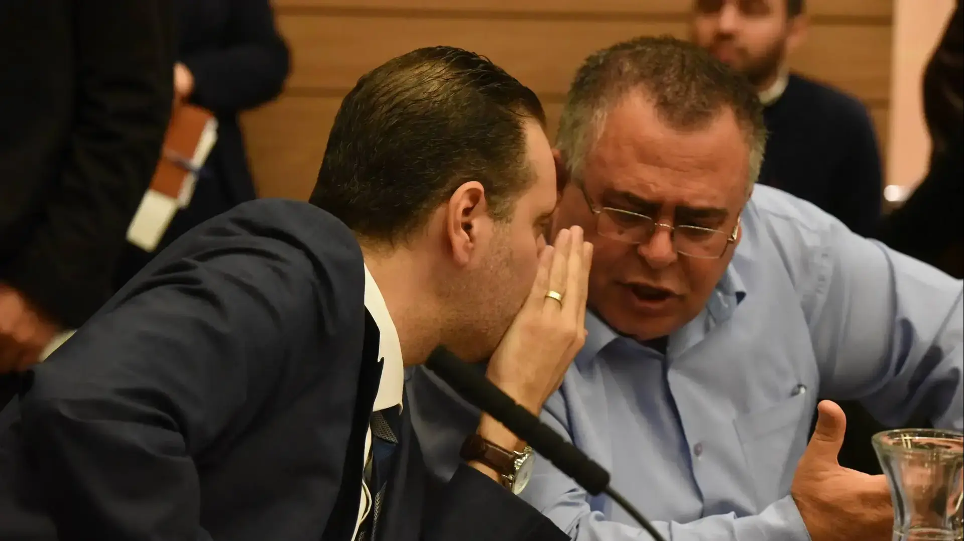 ח"כ מיקי זוהר מסתודד עם ח"כ דוד ביטן בדיון ועדת הכנסת לפיזורה, 26 בדצמבר 2018 ח"כ מיקי זוהר מסתודד עם ח"כ דוד ביטן בדיון ועדת הכנסת לפיזורה, 26 בדצמבר 2018