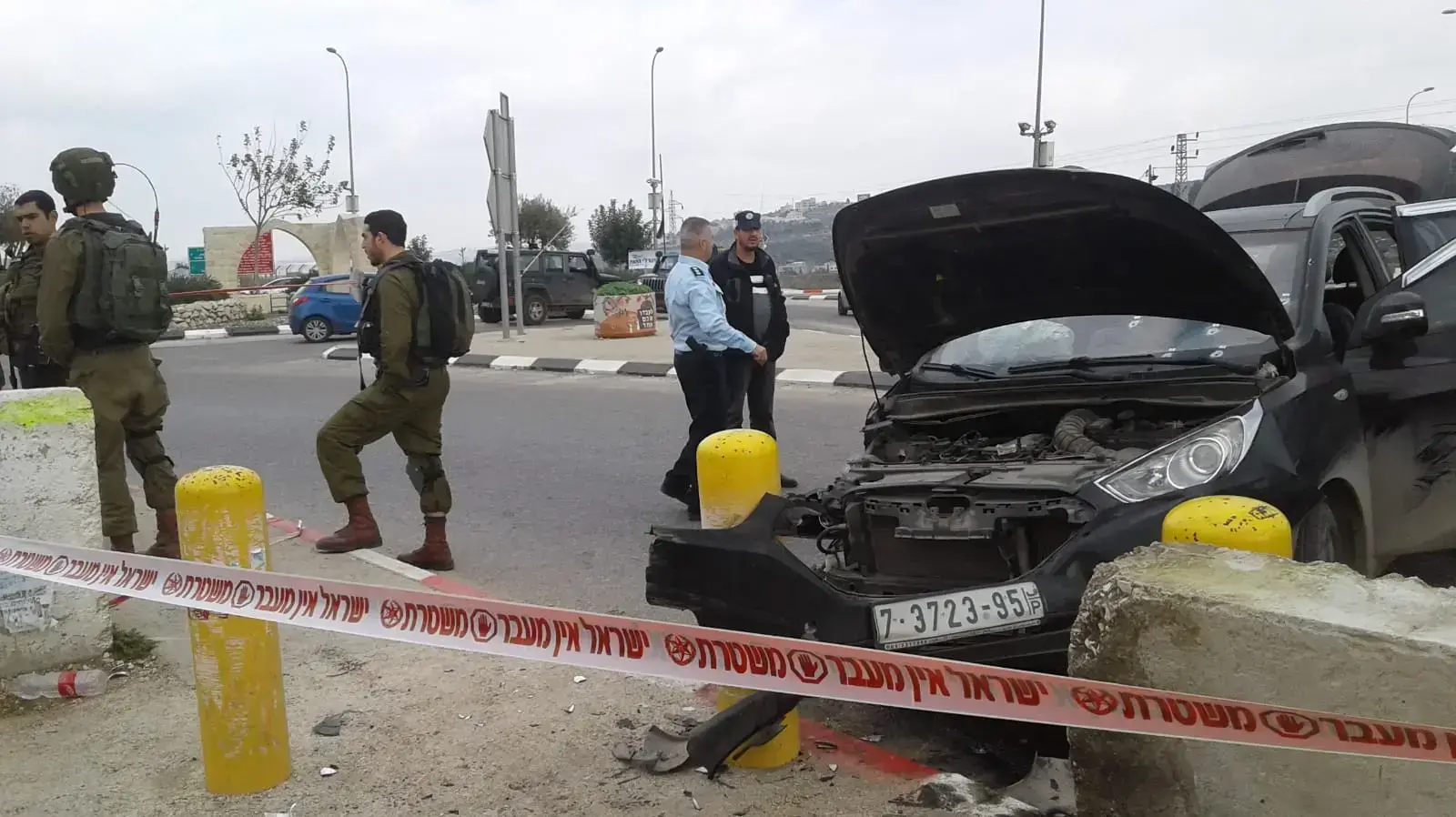 פלסטיני ניסה לדרוס חיילים ואזרחים בכיכר החטיבה המרחבית "שומרון", 26 בדצמבר 2018 פלסטיני ניסה לדרוס חיילים ואזרחים בכיכר החטיבה המרחבית "שומרון", 26 בדצמבר 2018