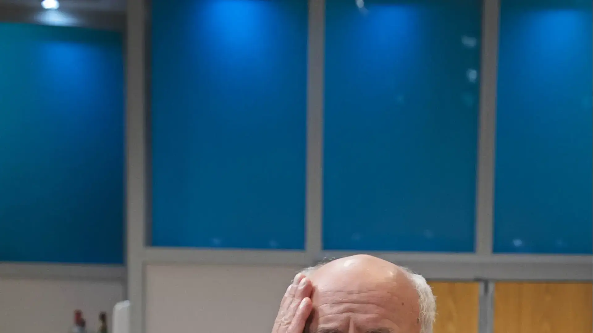 יעקב כהן בהצגה "יש רופא באולם"