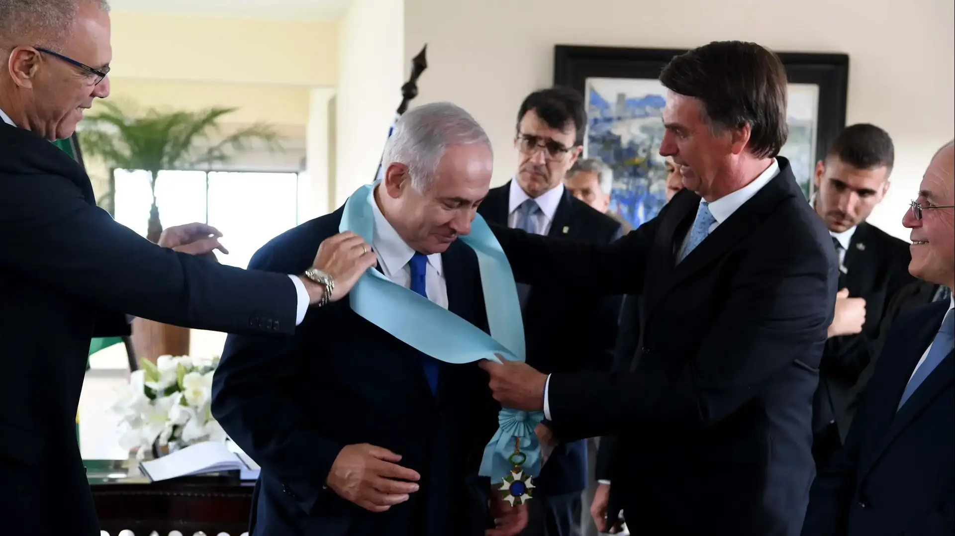 נשיא ברזיל הנבחר ז'איר בולסונארו העניק לראש הממשלה בנימין נתניהו את העיטור הלאומי הגבוה בריו נשיא ברזיל הנבחר ז'איר בולסונארו העניק לראש הממשלה בנימין נתניהו את העיטור הלאומי הגבוה בריו