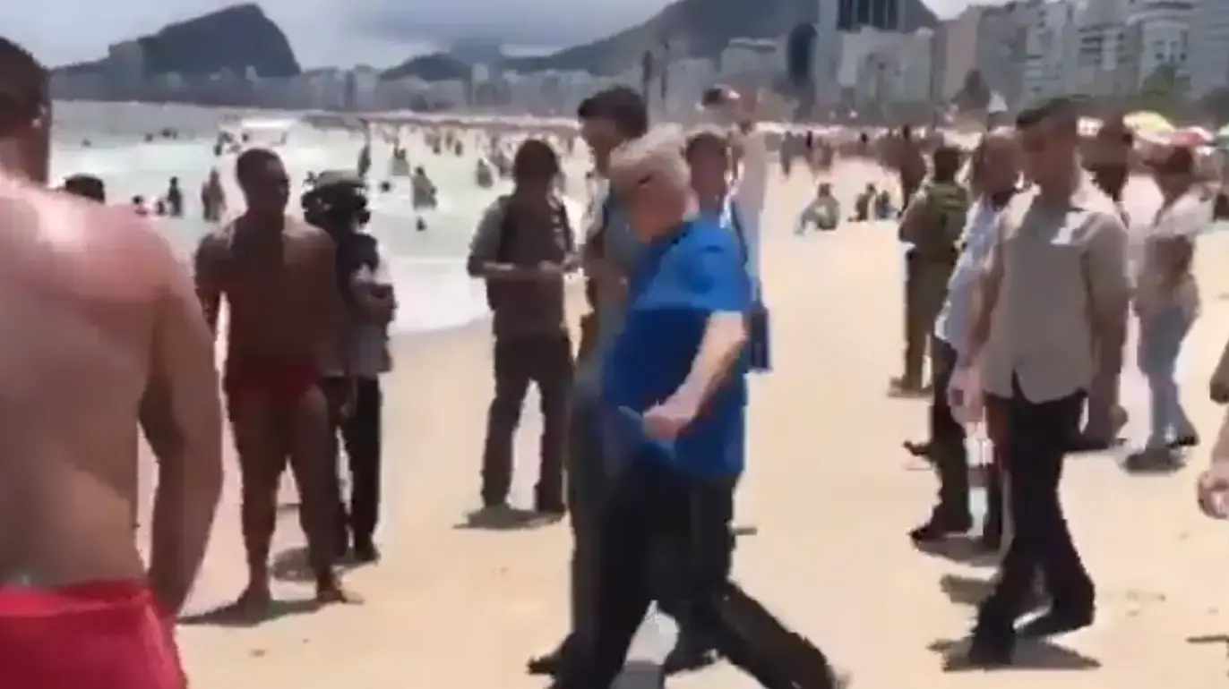 בנימין נתניהו משחק כדורגל בסרטון מחוף הים בברזיל בנימין נתניהו משחק כדורגל בסרטון מחוף הים בברזיל