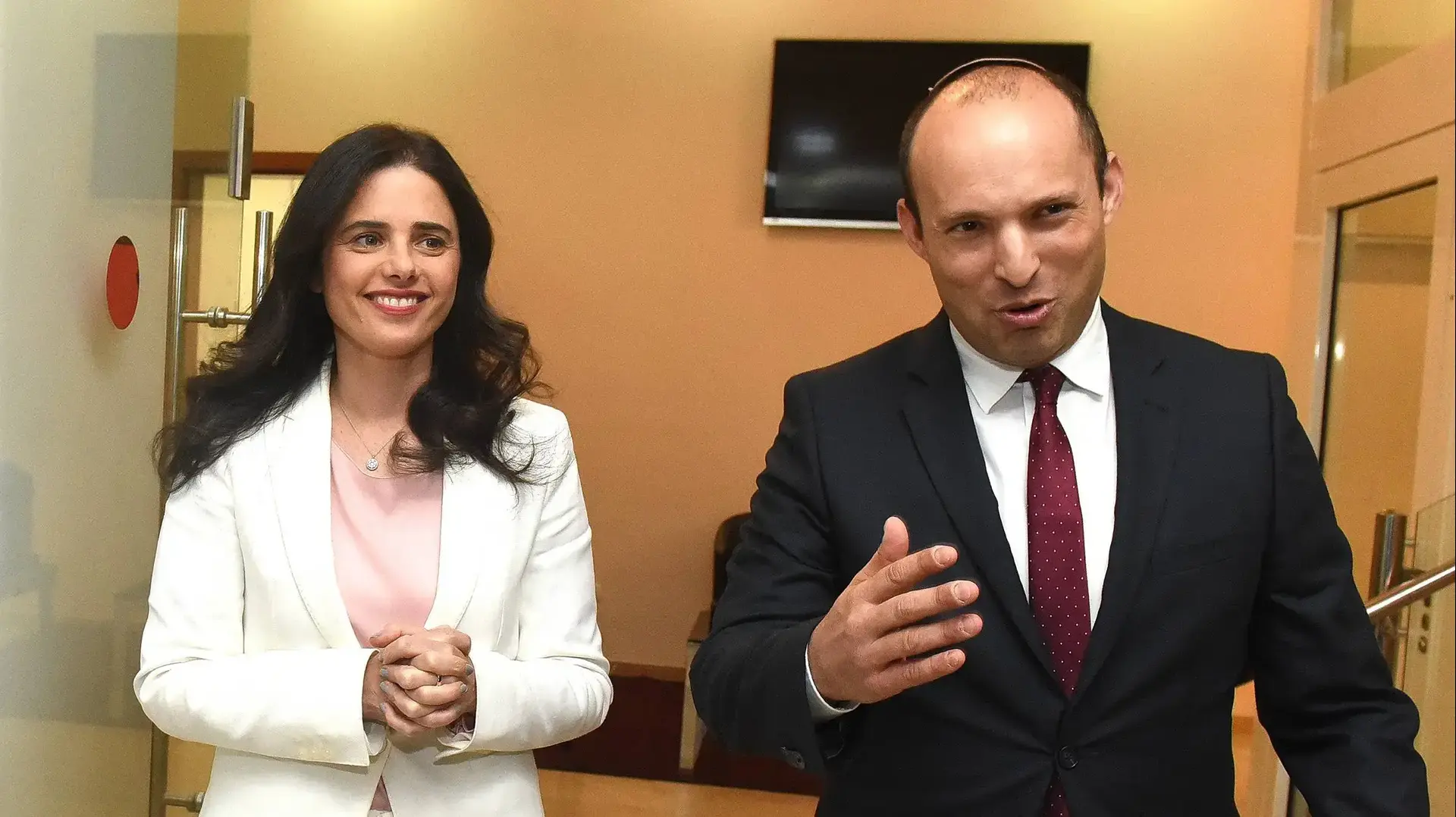 איילת שקד ונפתלי בנט בהצהרה מיוחדת, בחירות 2019, מפלגת הימין החדש, 29 דצמבר 2018 איילת שקד ונפתלי בנט בהצהרה מיוחדת, בחירות 2019, מפלגת הימין החדש, 29 דצמבר 2018