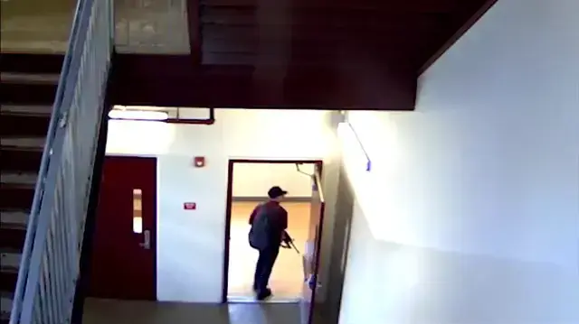 הטבח בתיכון "דאגלס" בפלורידה
ניקולס קרוז, בן ה-19 תועד שניות לפני שיצא 
למסע הרצח שגבה את חייהם של 17 בני אדם