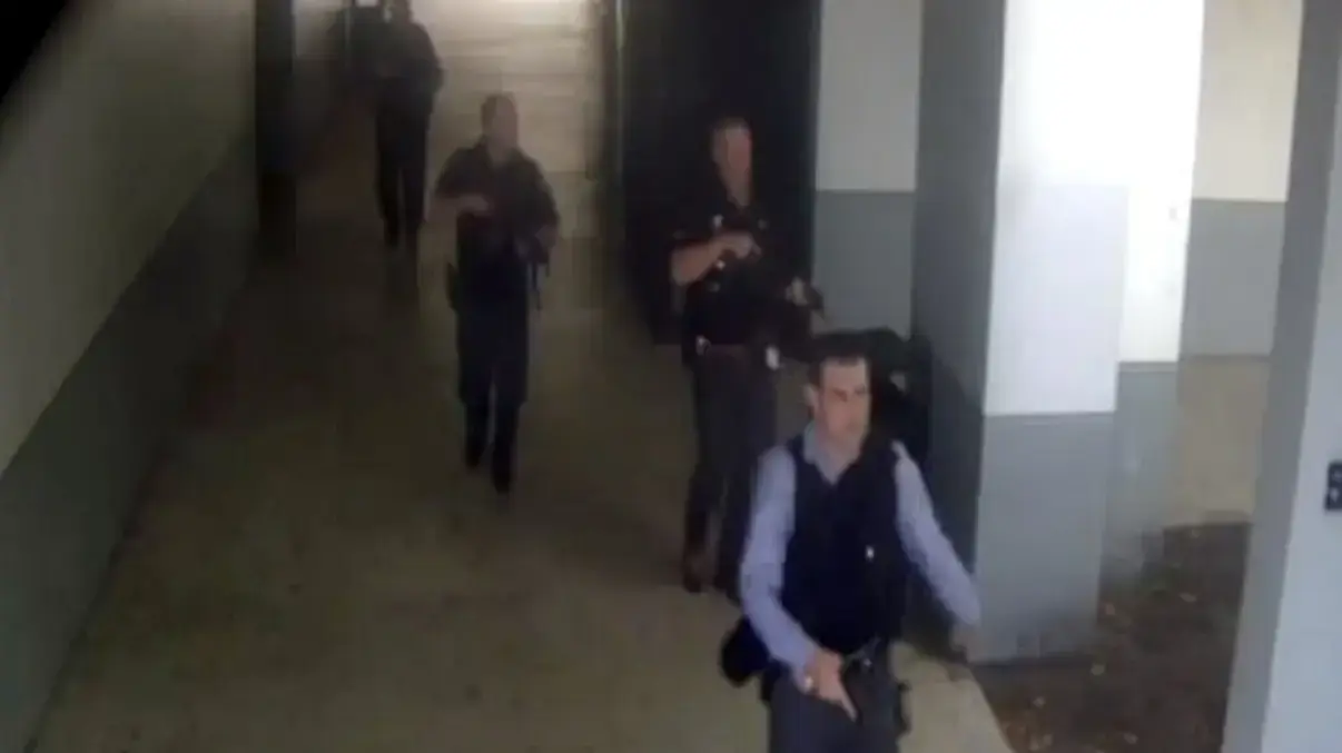 שוטרים מסתערים על התיכון בעיירה פארקלנד, פלורידה, 14 בפברואר 2018 שוטרים מסתערים על התיכון בעיירה פארקלנד, פלורידה, 14 בפברואר 2018